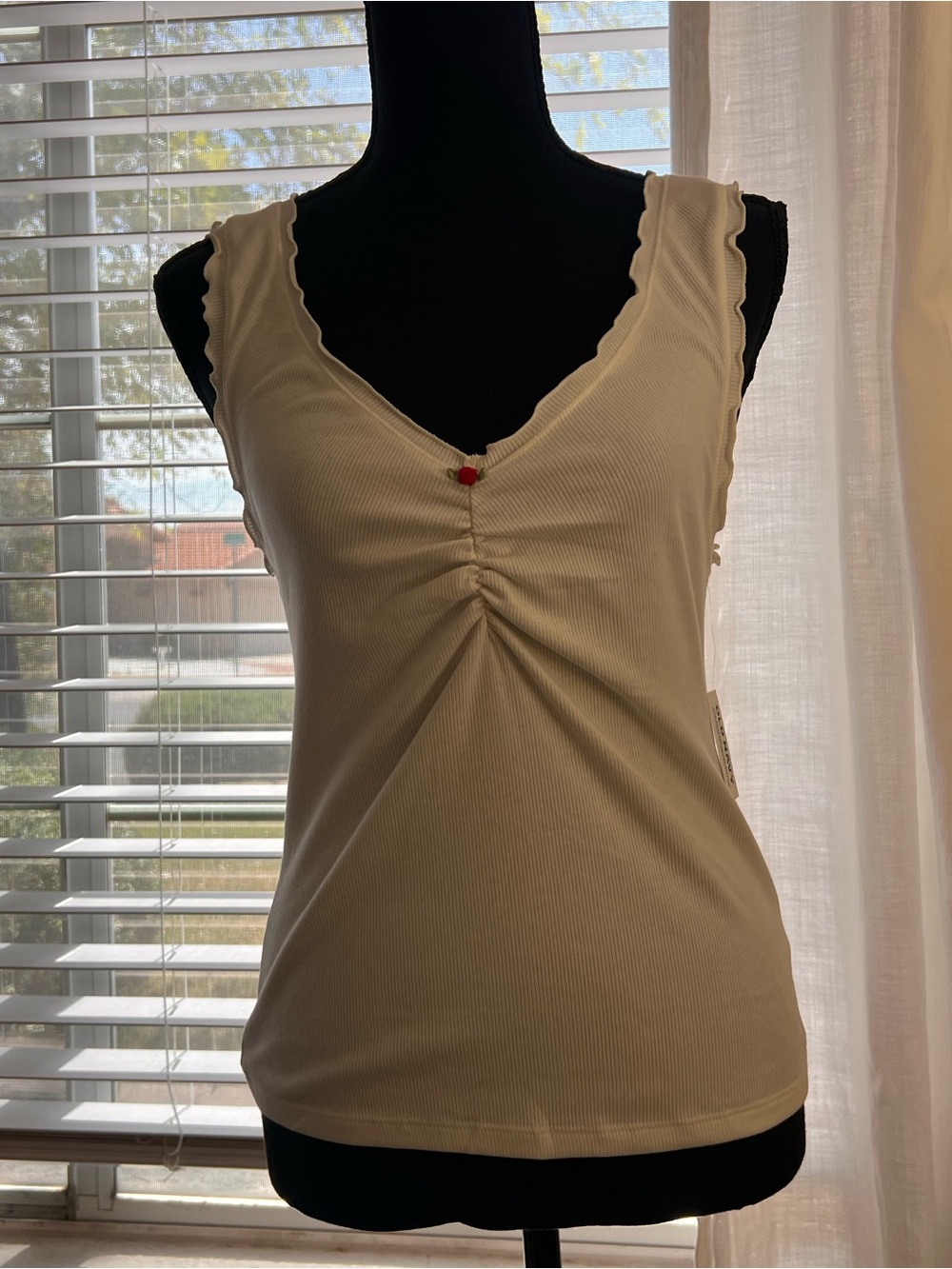 Old Navy Cream Ribbed V-Neck Tank with Scalloped Trim